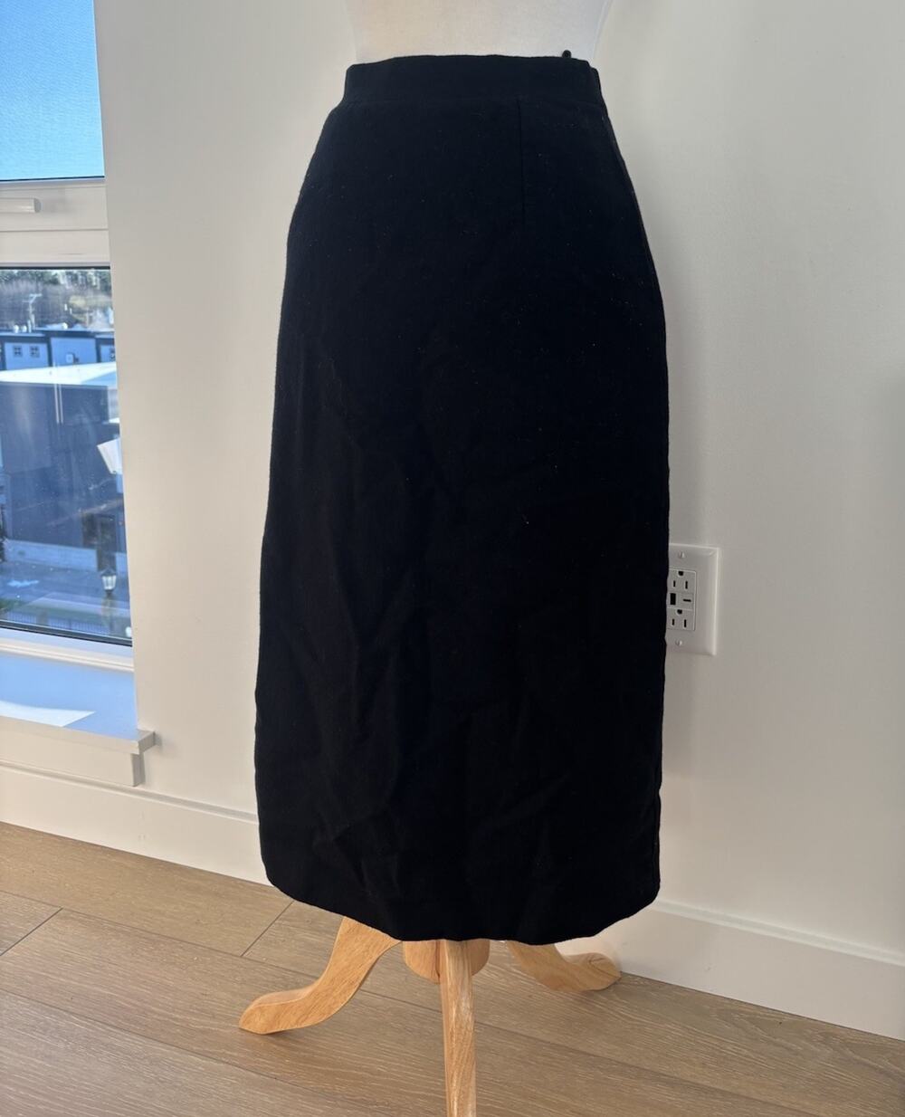 Preowned Vintage Giorgio Sant Angelo Black 100% Wool Skirt Size 6 With Some Wear